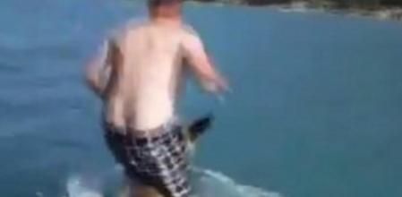 Un hombre salta sobre un alce