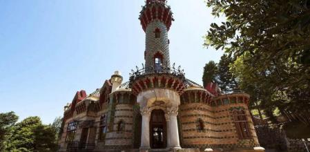 El Capricho de Gaudi, la primera obra arquitectónica que Antonio Gaudí diseñó y que se sitúa en la localidad cántabra de Comillas, cumple 130 años, en los que este edificio decano del modernismo ha pasado por diversas etapas