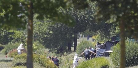 Investigación policial en el lugar del atentado en Francia
