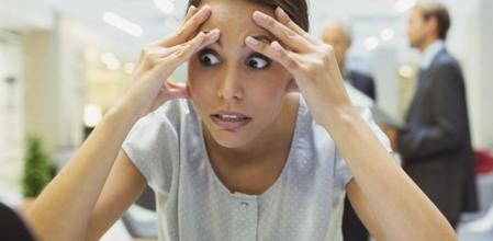 Una trabajadora lamenta un error en el trabajo