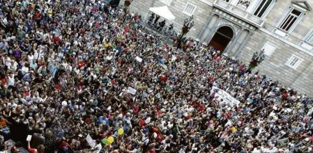 Ada Colau se dirige a una muchedumbre en la plaza Sant Jaume, tras su investidura como nueva alcaldesa de Barcelona