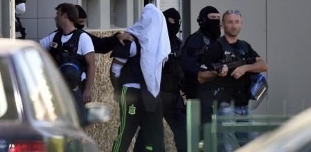 Yassin Salhi, en el momento de ser conducido por la policía