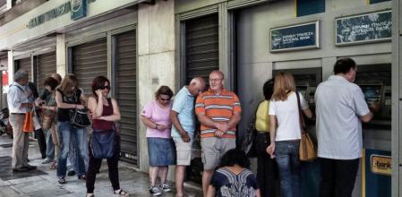 Colas en los cajeros de Atenas tras el corralito