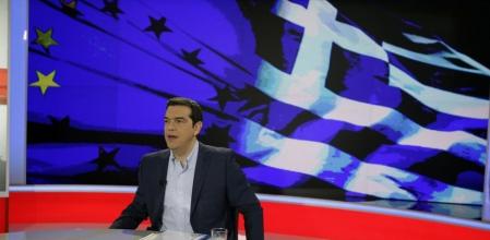 El primer ministro griego, Alexis Tsipras, momentos antes de empezar la entrevista de este lunes en la televisión pública