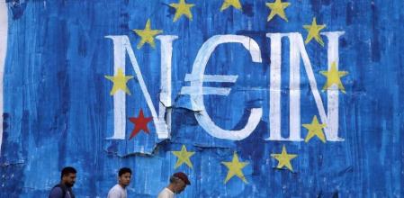 Hombres pasean frente a un grafiti recien pintado en el que se puede leer la palabra 