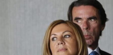 La secretaria general del PP. Maria Dolores de Cospedal, y el expresidente del Gobierno, José María Aznar.