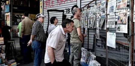 Ciudadanos griegos, pendientes el martes de las informaciones en la prensa