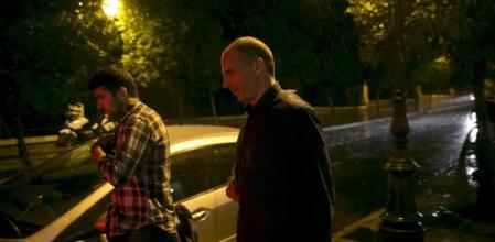 Varoufakis, decepcionado. El ministro de Finanzas abandona la residencia del primer ministro después de conocer la negativa del Eurogrupo.