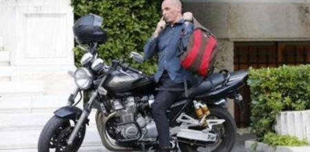 El ministro de Finanzas griego, Yanis Varufakis, a su salida tras un encuentro con el primer ministro, Alexis Tsipras, en Atenas