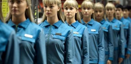 En la serie 'Humans', los robots ya piensan por si mismos.