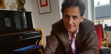 David Lagercrantz, autor de 'Lo que no te mata te hace más fuerte', señala, en un despacho de Norstedts, las localizaciones de ¿Millennium¿ en Estocolmo
