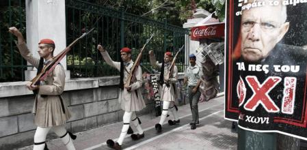 Una imagen del ministro alemán Schäuble en un cartel por el no, ante el palacio presidencial de Atenas