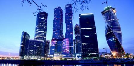 La joven cayó desde un puente cercano al Centro Internacional de Negocios de Moscú