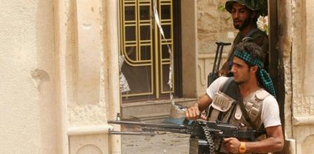 Milicianos chiíes apoyados buscan casas en busca de militantes del Estado Islámico después de recuperar el control de la ciudad de Beiji en el norte de Bagdad, Iraq