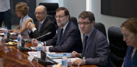 Fotografía facilitada por Presidencia del Gobierno, del presidente, Mariano Rajoy (c), junto al director de la Oficina Económica del presidente del Gobierno, Álvaro Nadal (2d); la ministra de Agricultura, Alimentación y Medio Ambiente, Isabel García Tejerina (i); el ministro de Hacienda, Cristóbal Montoro (2i), y la ministra de Fomento, Ana Pastor (d), durante la reunión de la Comisión Delegada de Asuntos Económicos.