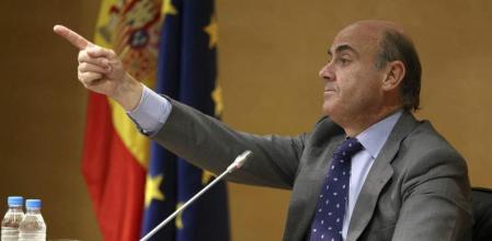 El ministro de Economía español, Luis de Guindos, durante la rueda de prensa que ha ofrecido hoy tras una reunión con el presidente del Ejecutivo