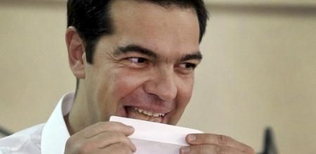 Tsipras en el momento de cerrar su sobre para votar en el referéndum de Grecia