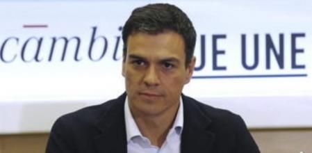 .- El secretario general del PSOE, PedroSánchez, durante la reunión de la Comisión Ejecutiva Federal, convocada por Sánchez, para analizar las consecuencias del referéndum griego, con su asesor económico, el exministro de Administraciones Públicas Jordi Sevilla, como invitado.