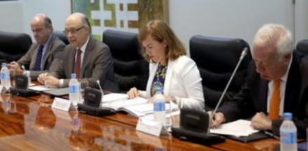 El presidente del Gobierno, Mariano Rajoy, y sus ministros del área económica analizan en el marco de la Comisión Delegada de Asuntos Económicos las consecuencias que puede tener el triunfo del no en el referéndum celebrado en Grecia.