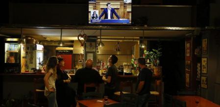Expectación. Todas las comparecencias del primer ministro Tsipras son seguidas con interés desde cualquier lugar, incluidos los bares