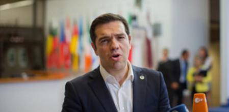 El primer ministro griego, Alexis Tsipras, habla con la prensa tras la reunión de emergencia con los líderes europeos en Bruselas