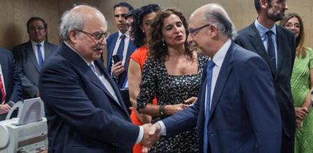 El ministro Montoro saluda al conseller Mas-Colell en el arranque del CPFF