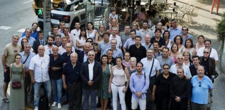 Reconocidos empresarios del mundo de la hostelería quisieron manifestar ayer su indignación con una foto colectiva