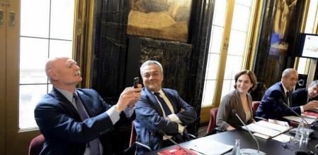 El director del GSMA junto a Ada Colau en la firma de la firma de la ampliación del MWC en Barcelona