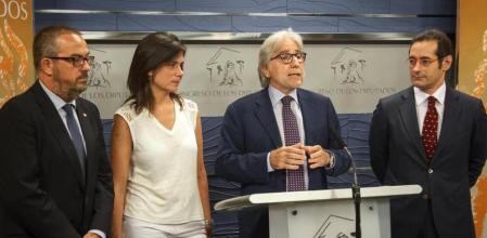 Los diputados de Unió, Marti Barbera, Montserrat Surroca, Josep Sánchez Llibre y Antoni Pico, en rueda de prensa en el Congreso
