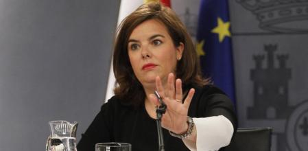 La vicepresidenta del Gobierno, Soraya Sáenz de Santamaría, atiende a los medios de comunicación en la rueda de prensa posterior al Consejo de Ministros
