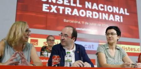 El primer secretario del PSC, Miquel Iceta (c), conversa con Assumpta Escarp (i) y Eva Granados (d), durante la reunión del consejo nacional del PSC, máximo órgano entre congresos de la formación, que ratifica a Miguel Iceta y Carme Chacón como cabezas de lista en las catalanas y generales.