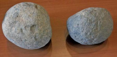 Imagen de las piedras y de la nota que dejó el ladrón anónimo junto a ellas