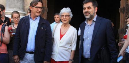 Jordi Sánchez, Muriel Casals y Josep María Vila d'Abadal a la salida de la reunión en el Palau de la Generalitat