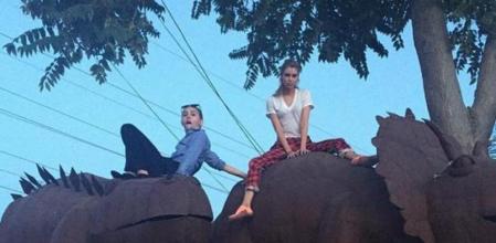 Miey Cyrus y Stella Maxwell consolidan su relación en Instagram