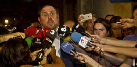 Junqueras atiende a los medios a la salida de la reunión con Artur Mas en la Generalitat