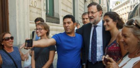 El presidente del Gobierno, Mariano Rajoy, accede a hacerse una selfie con unos simpatizantes.