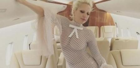 Lady Gaga con el mono de red blanco de Andrés Sardá en una de sus fotografías de Instagram