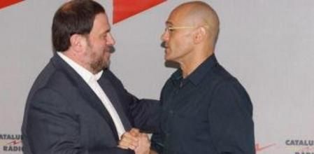 El presidente de ERC, Oriol Junqueras, y al cabeza de la lista unitaria independentista, Raül Romeva, se saludan amigablemente.