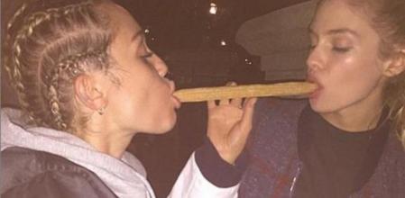 Miley Cyrus y Stella Maxwell se comen un churro