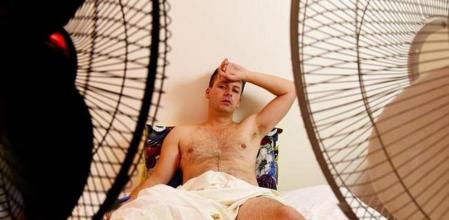 Un hombre intenta dormir en plena ola de calor