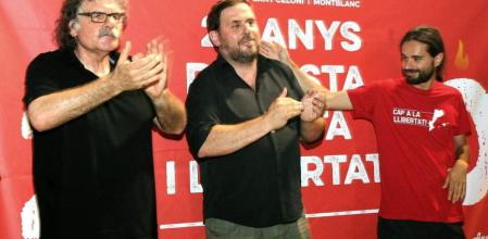 El presidente de ERC, Oriol Junquera, acompañado del portavoz nacional de les joventuts d'Esquerra Republicana de Catalunya, Gerard Gómez del Moral y del diputado en el Congreso de los Diputados, Joan Tardà, durante el acto político central de l'Acampada jove que este año celebra su vigésima edición