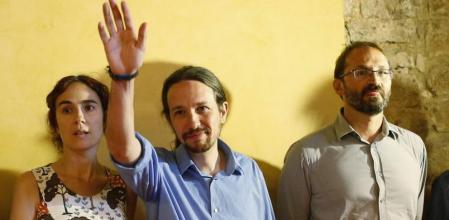 El secretario general de Podemos, Pablo Iglesias, junto a la secretaria general de Podem, Gemma Ubasart, y el coordinador nacional de ICV, Joan Herrera