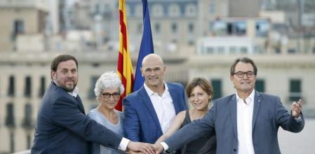 El presidente de la Generalitat y de CDC, Artur Mas (d), el presidente de ERC, Oriol Junqueras (i), el cabeza de lista, Raül Romeva (c), la número dos, Carme Forcadell (2d), y la número tres, Muriel Casals, durante la presentación de la lista unitaria