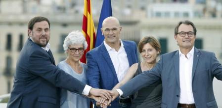 Artur Mas, Oriol Junqueras, Raül Romeva, Carme Forcadell y Muriel Casals, durante la presentación de la lista unitaria