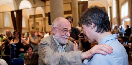 Arcadi Oliveres felicita a Teresa Forcades, en el momento de conocerse ser la elegida para liderar Procés Constituent