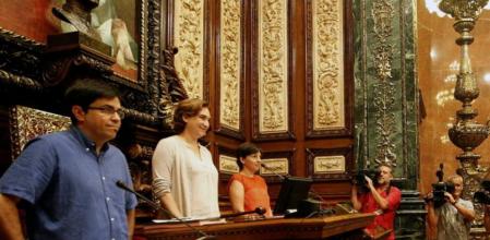 La alcaldesa de Barcelona, Ada Colau, el primer teniente de alcalde, Gerardo Pisarello, y la segunda teniente de alcalde, Laia Ortiz