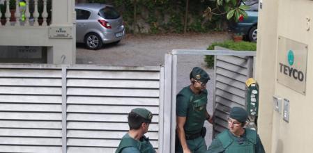 Agentes de la Guardia Civil en la sede de Teyco