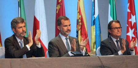 El rey Felipe junto al presidente de la Generalitat, Artur Mas (d), y el presidente del Tribunal Supremo, Carlos Lesmes (i), durante el acto de entrega de despachos a los 35 nuevos jueces de la 65 promoción de la Escuela Judicial, que se ha celebrado hoy en Barcelona.