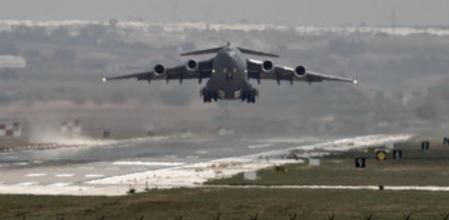 Imagen de archivo de un avión militar de Estados Unidos tomando tierra en una base turca