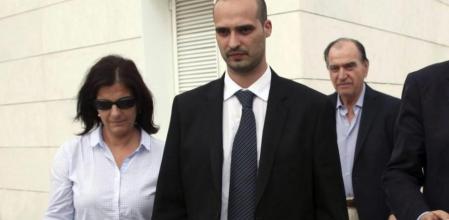 El empresario Joaquim Sumarroca (d, atrás) y su hija Susanna (i), a su salida de los juzgados tras ser detenidos junto a su sobrino Jordi Sumarroca, todos vinculados a la empresa constructora Teyco